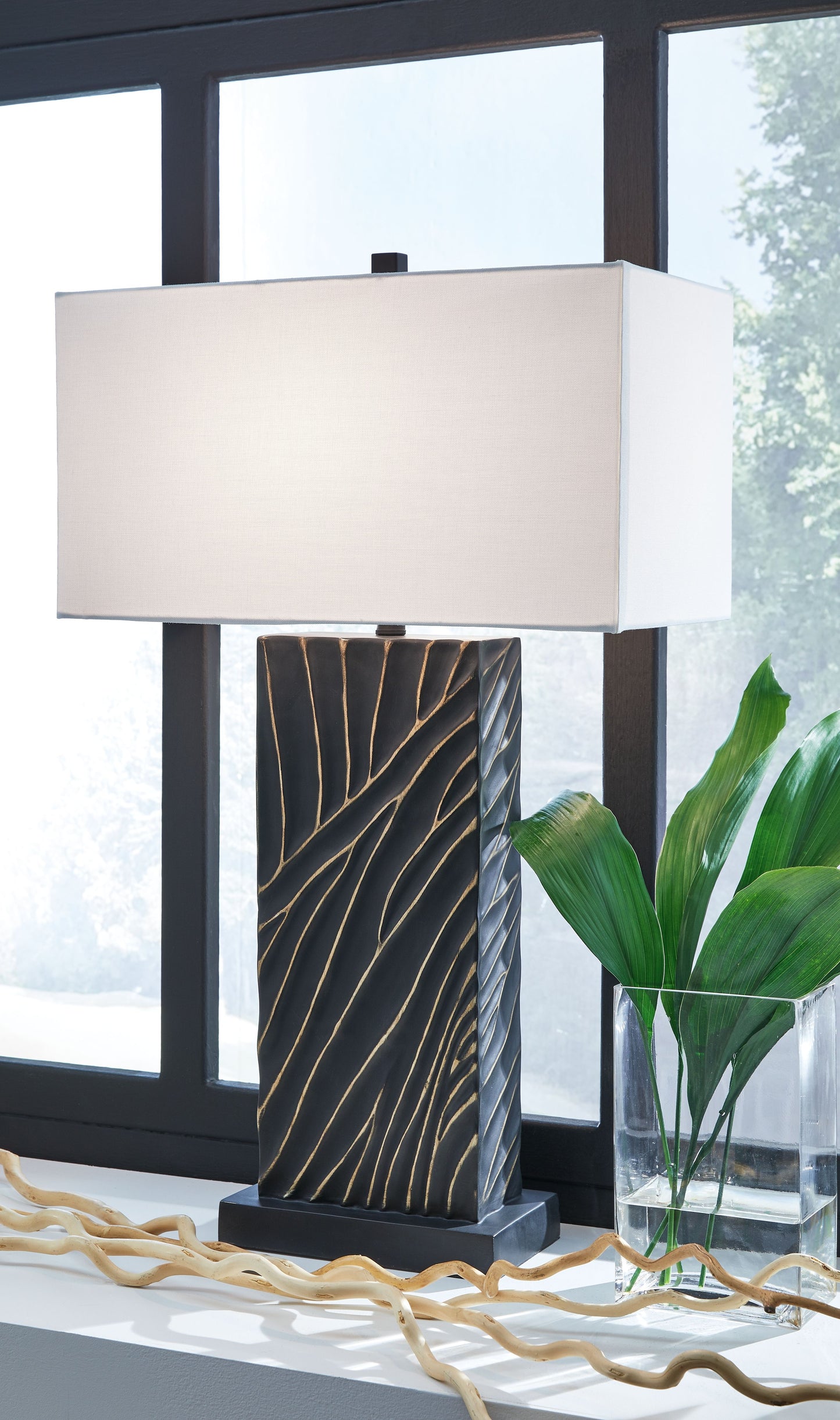 Bartlen - Acabado negro / dorado - Lámpara de mesa Poly
